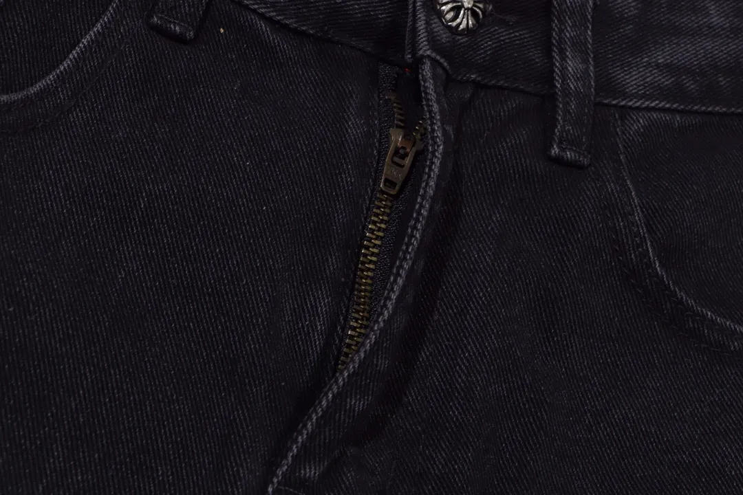 P250 model number: H429 Chrome Hearts CH Chrome Hearts heavy industry damaged ripped high street jeans exude uninhibited personality and unique charm. Every wear and tear is carefully designed to present a unique artistic feel. Made of imported denim fabric, which has undergone heavy industrial washing and destruction treatment, the trousers show a super cool effect on the upper body, allowing you to dominate the fashion stage.  This is more than just a pair of jeans, it is an expression of attitude. With its unique design concept and ultimate pursuit of details, Croxin breaks traditional boundaries and defines the jeans trend in the new era. The trousers are made of double-layer woven fabric and matched with customized hardware, showing an incomparably beautiful and unique style, making every wearer the focus of fashion. Imported denim fabric, super heavy-duty washed and damaged, the upper body is super cool! Customized hardware, incomparably good-looking model. The production process is difficult. It has a high-street feel. Color: blue Size: S M L XL XXL